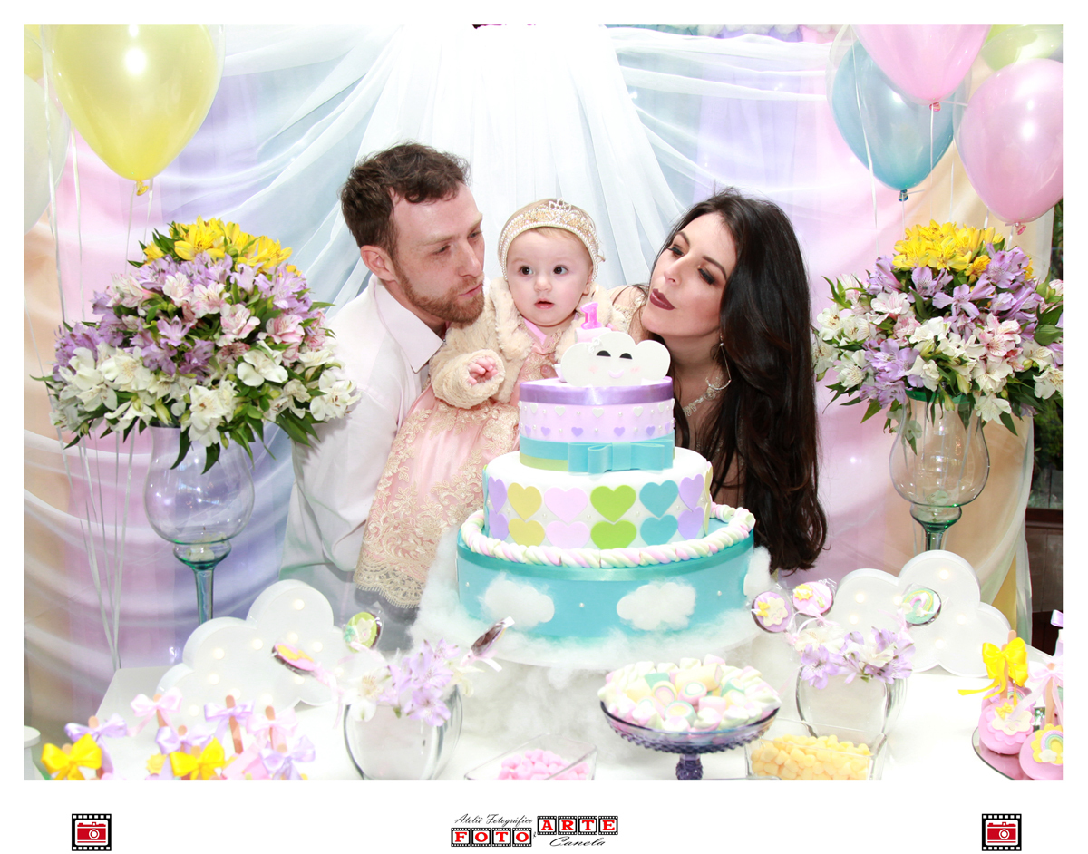 Aniversariante Com Seus Pais Assoprando A Velinha Na Hora Do Parabéns