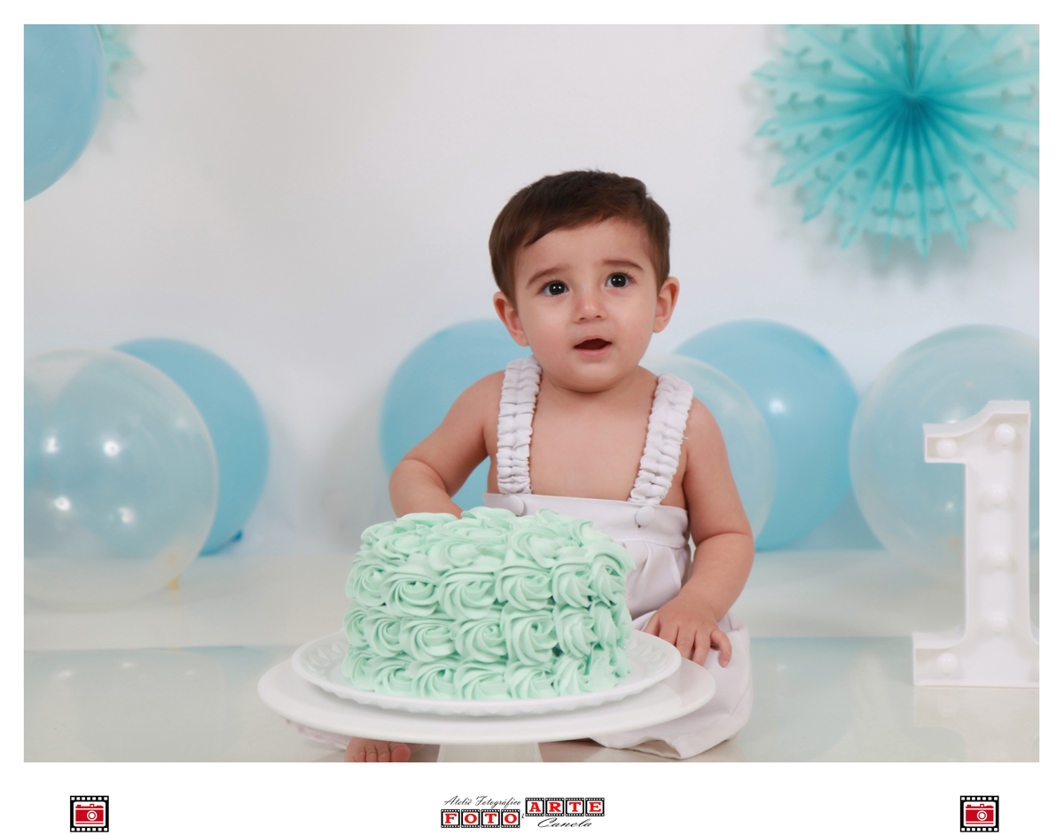 bebê com seu bolo antes de iniciar o ensaio smash the cake 