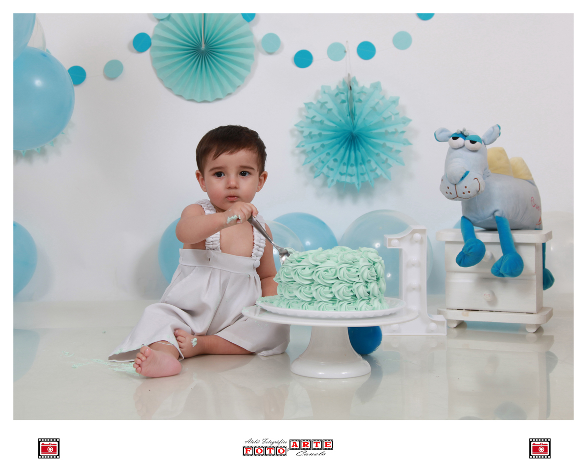 bebê brincando com seu bolo