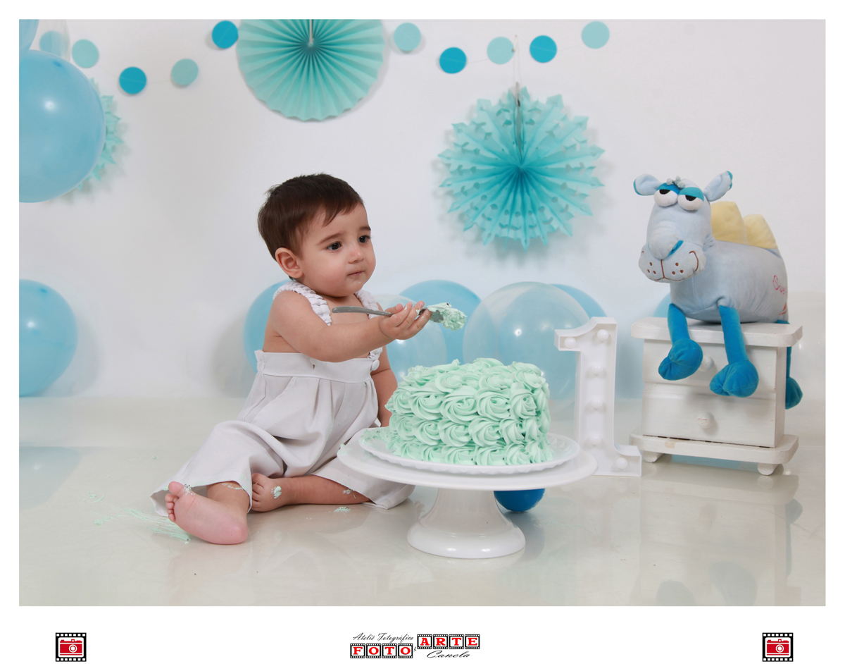 bebê fazendo aviãozinho com a colher