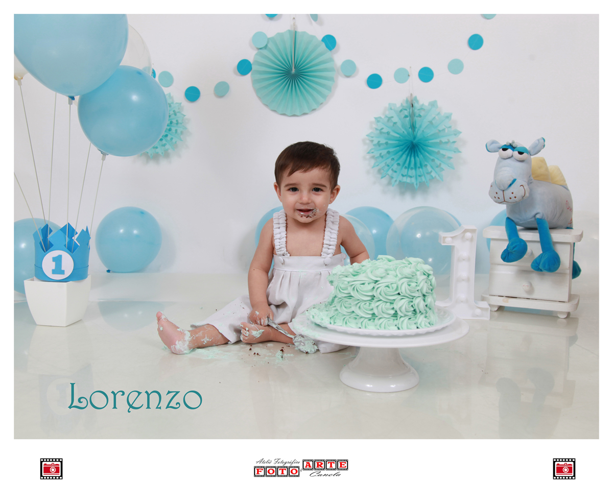 smash the cake do Lorenzo com bolo azul