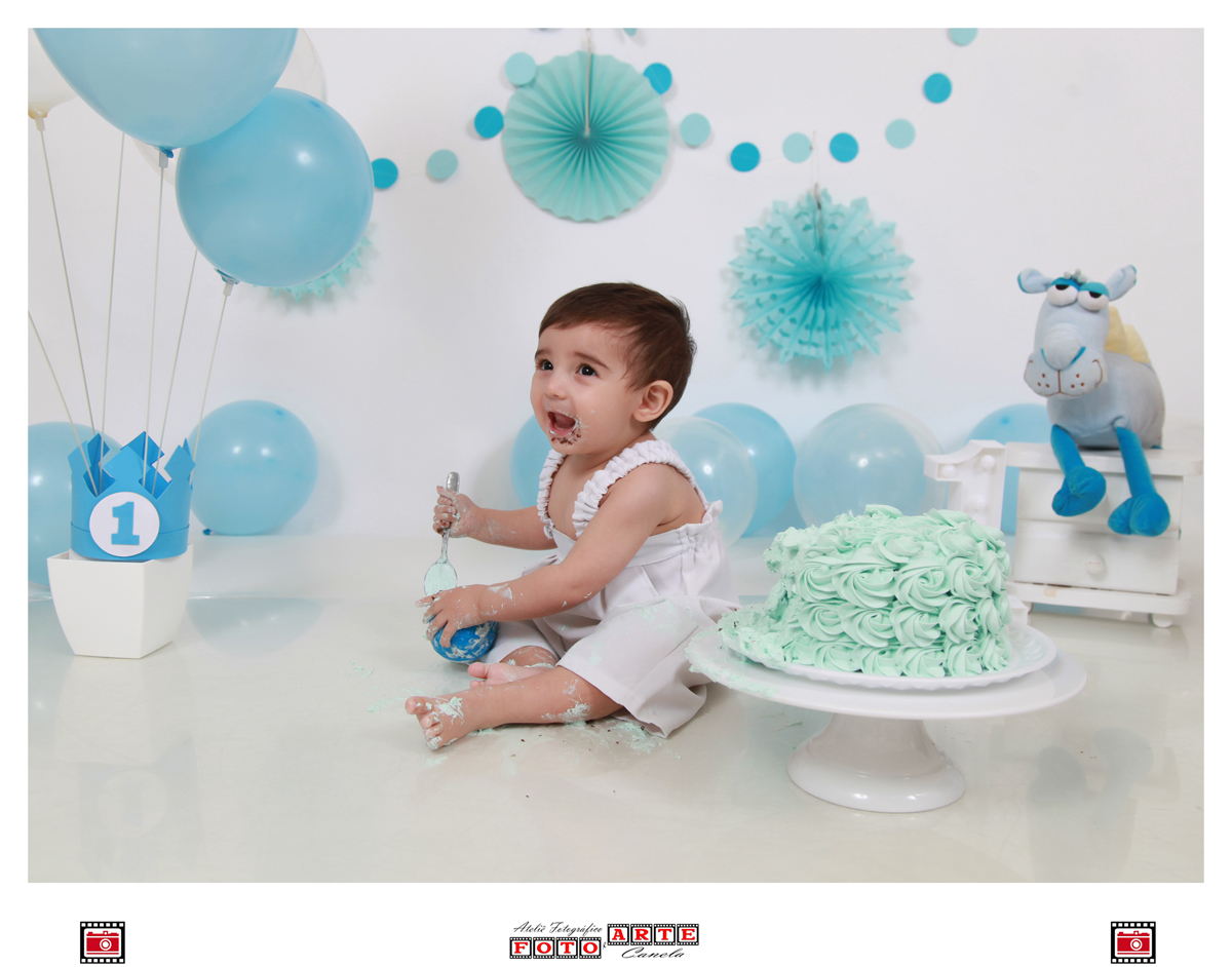 bebê se divertindo em seu ensaio com bolo