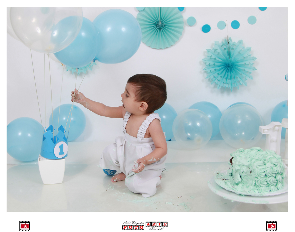 bebê brincando com balão no ensaio smash the cake