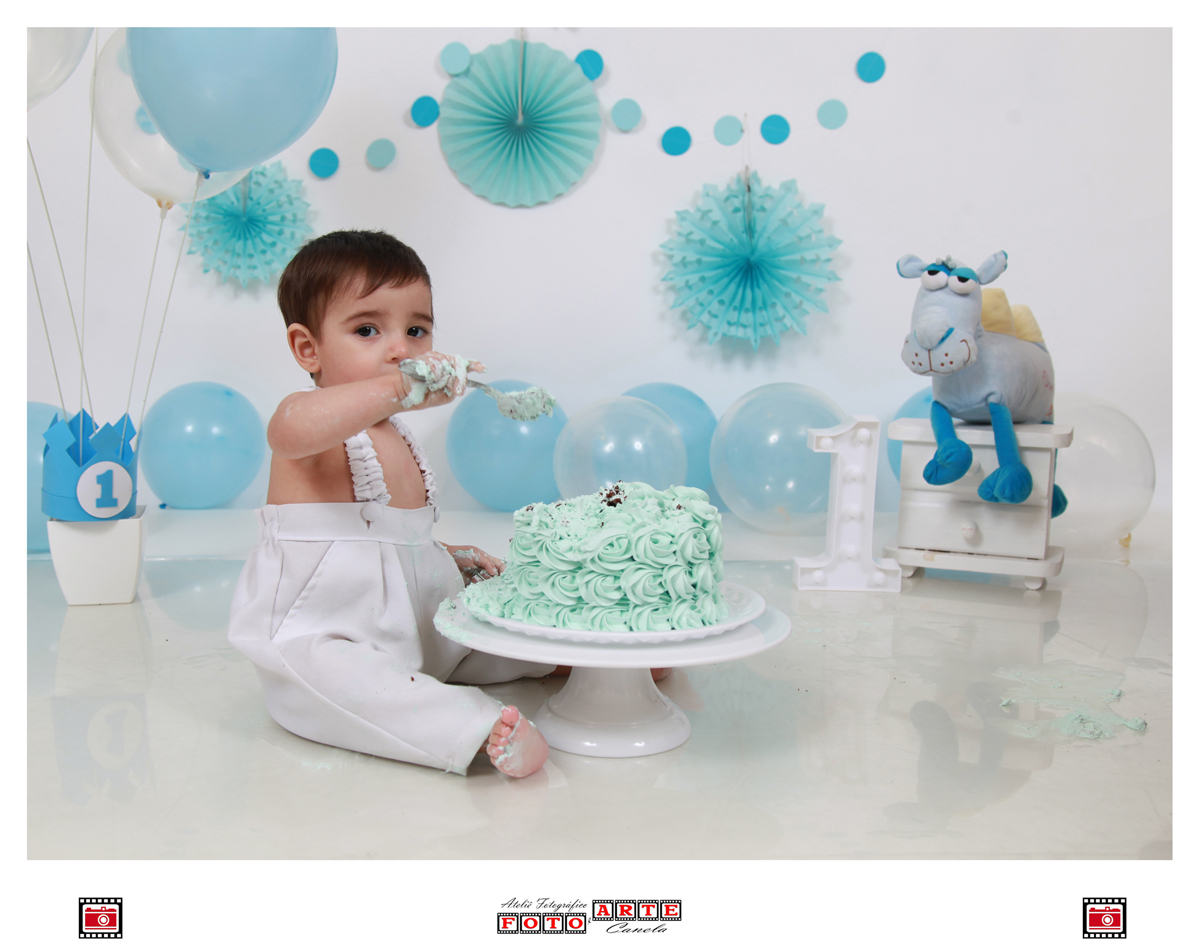 criança comendo bolo azul