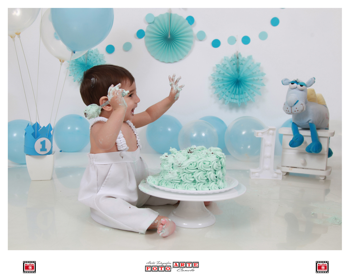 criança brincando com as mãos sujas de bolo