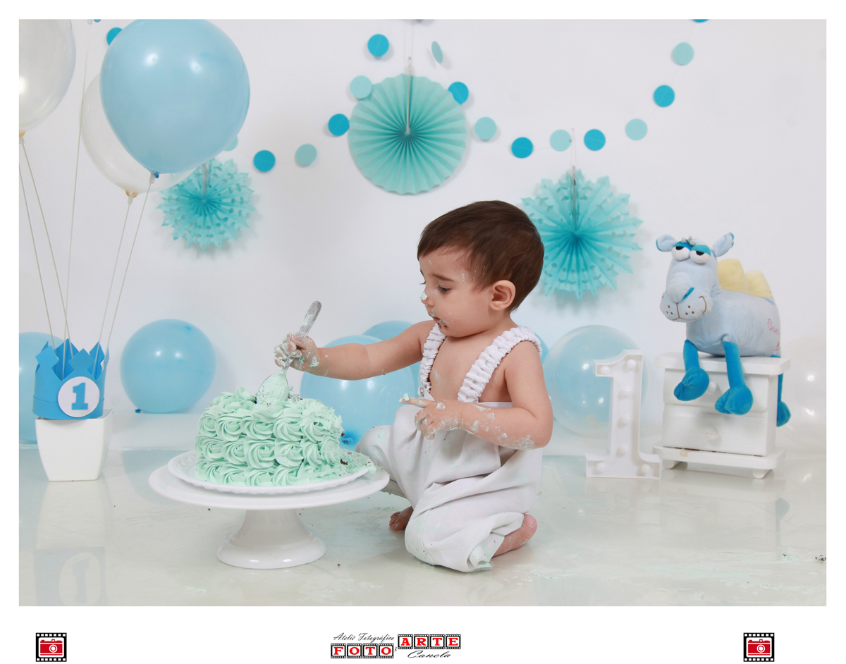 Lorenzo brincando com bolo no smash the cake