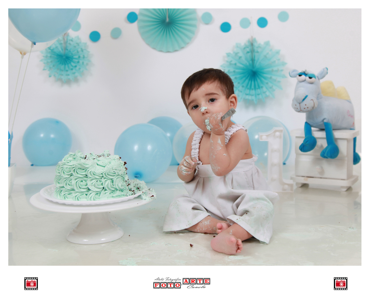 criança se lambuzando ao comer bolo em seu ensaio smash the cake