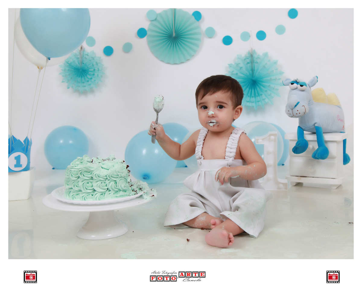 criança com bolo no nariz