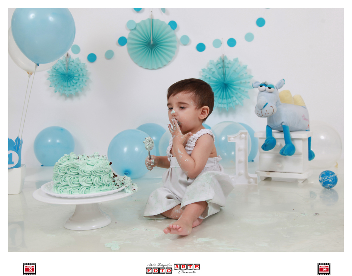 bebê se lambuzando com bolo 