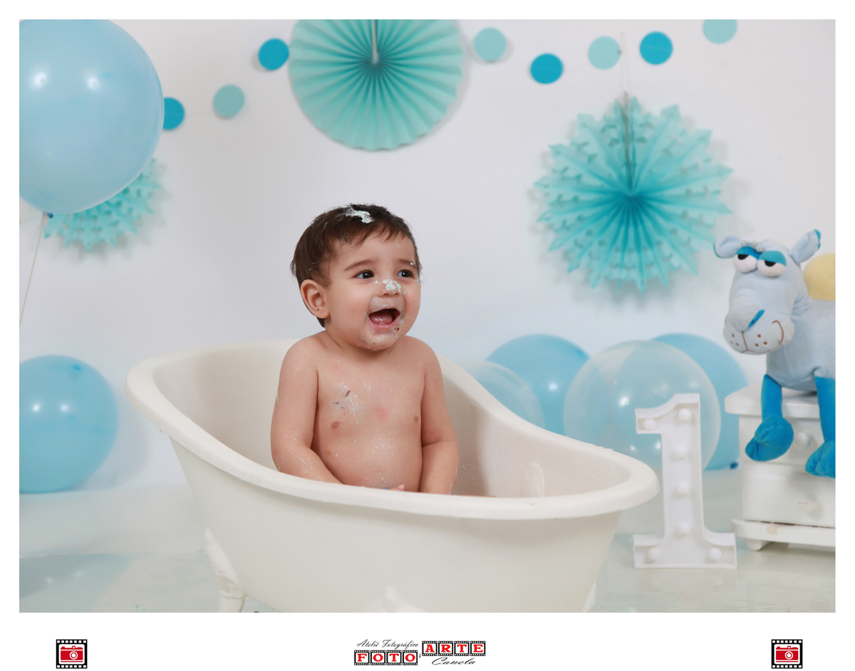 bebê sorrindo na banheira 