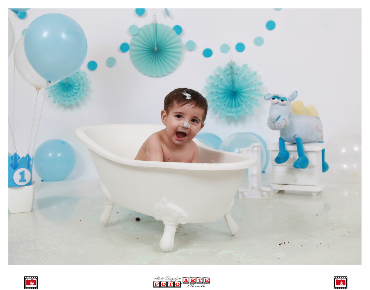 bebê dentro da banheira em seu ensaio smash the cake