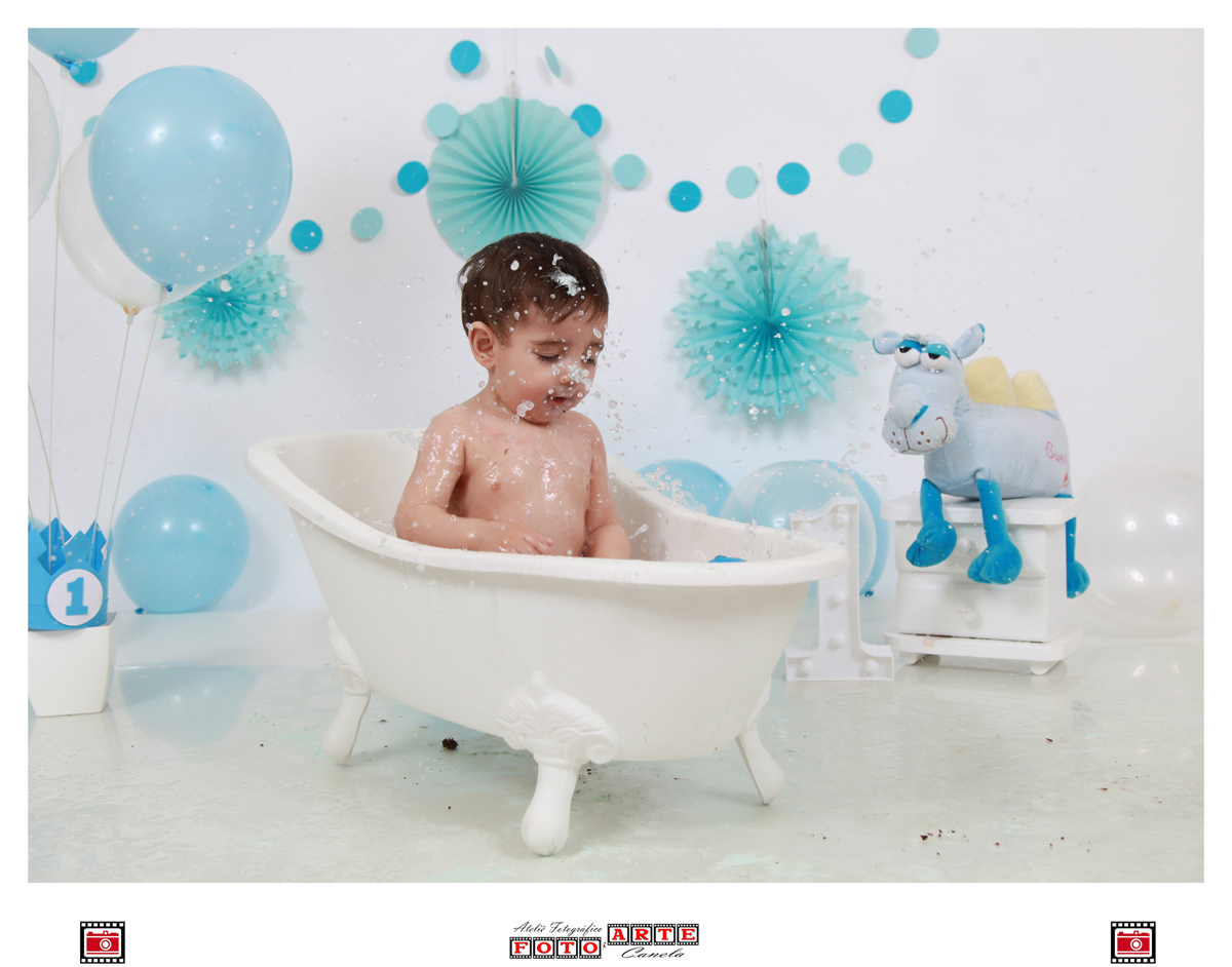 bebê espalhando água na banheira