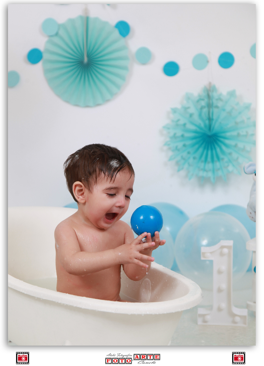 bebê brincando com bolinha na banheira