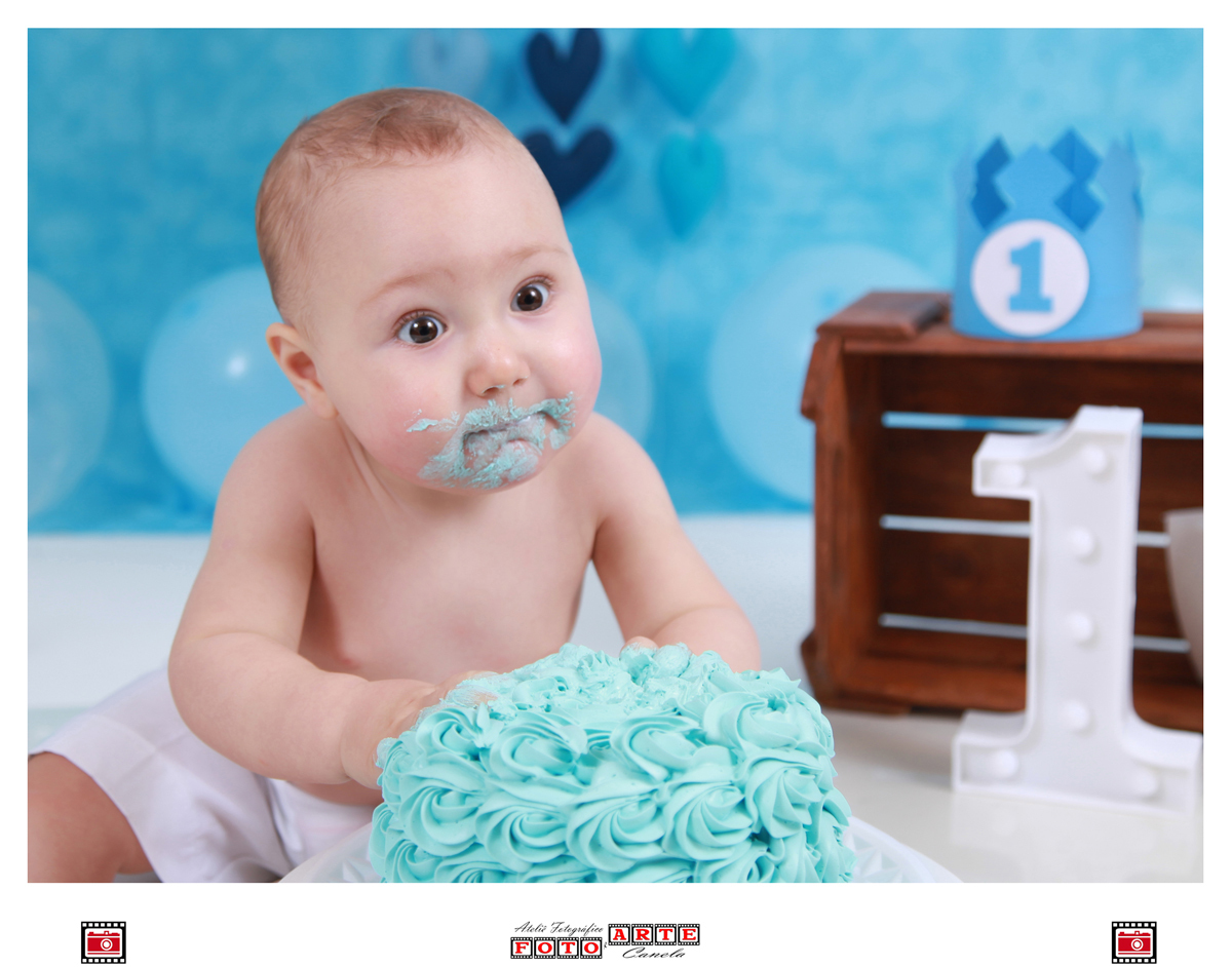 bebê com a boca suja de bolo