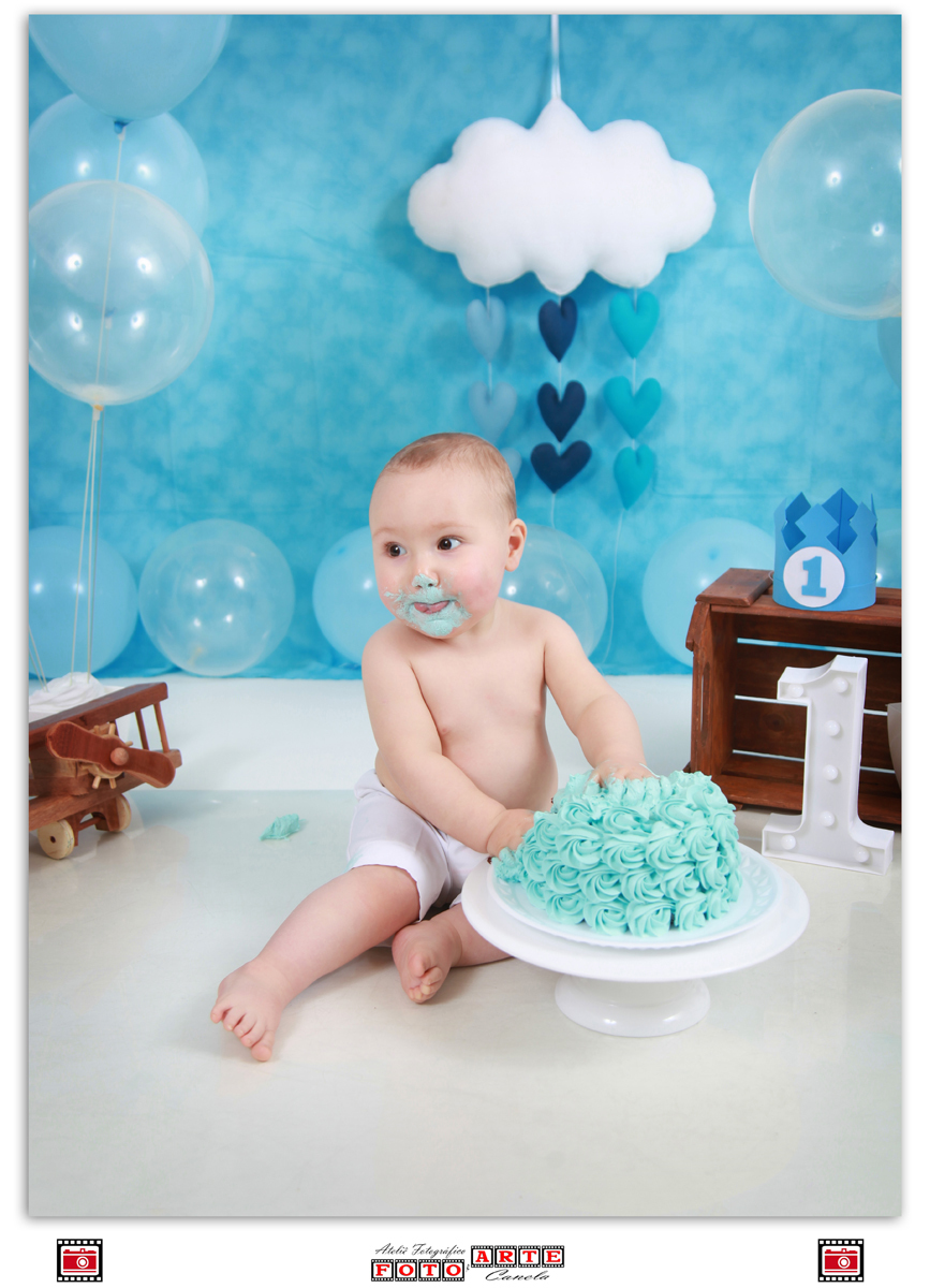 bebê brincando com bolo azul