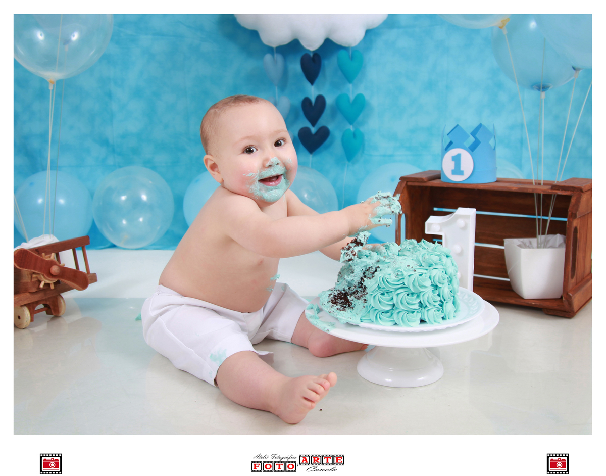 bebê brincando com bolo no ensaio smash the cake