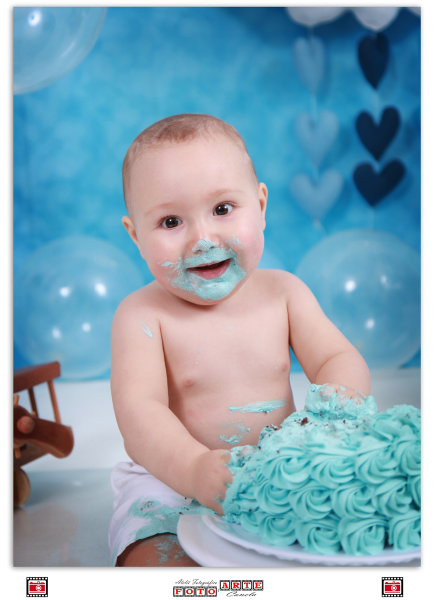 criança com a boca suja de bolo azul
