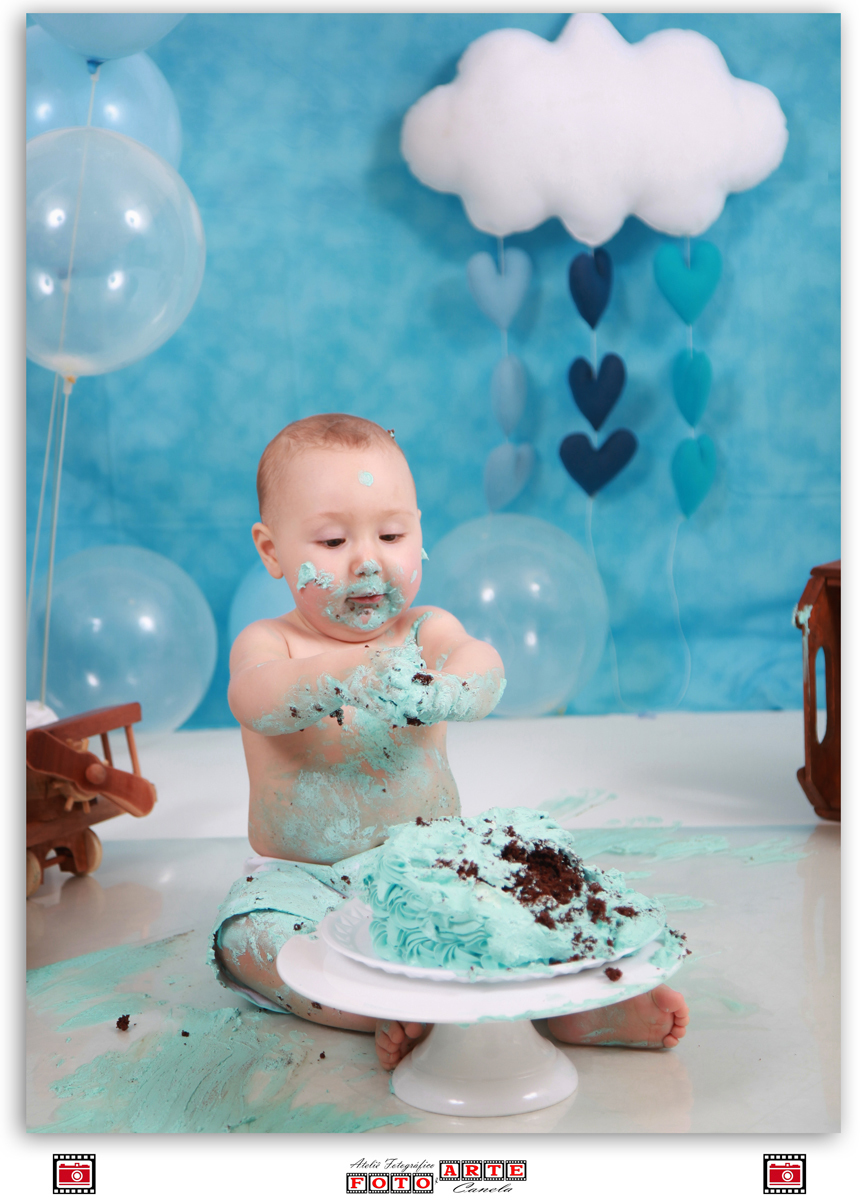 criança suja de bolo azul