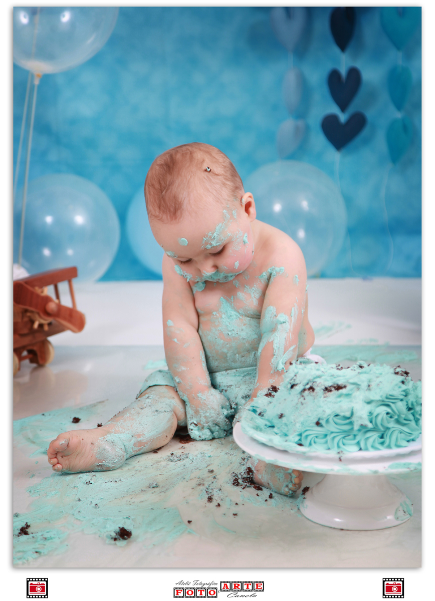 bebê sujo de bolo azul 