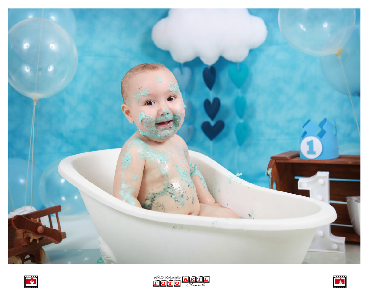 criança tomando banho suja de bolo