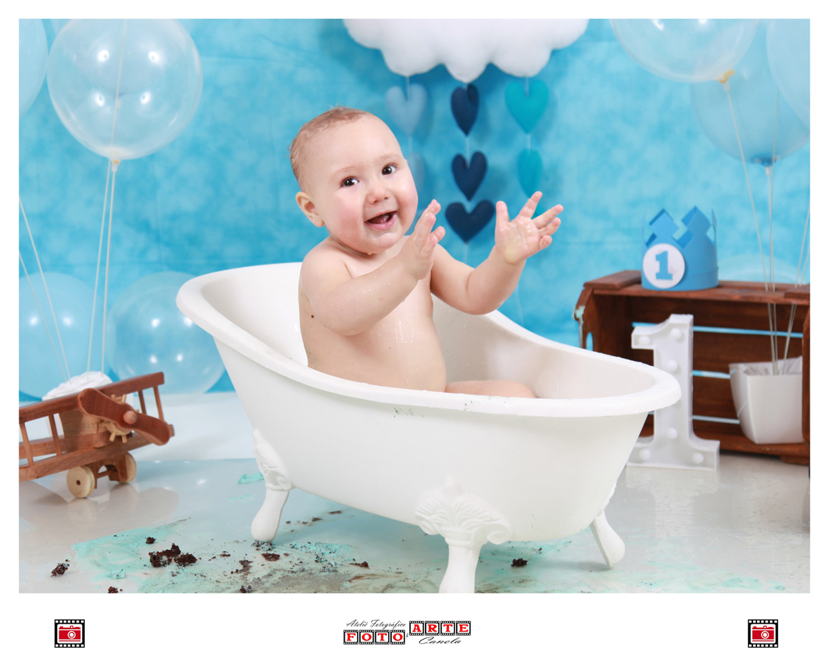 bebê brincando na banheira 
