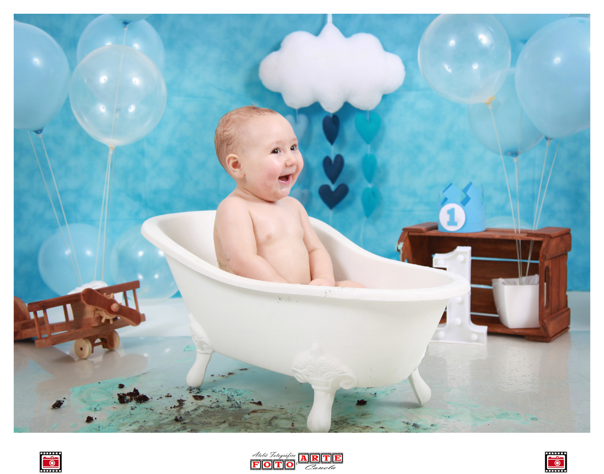 bebê brincando na água dentro da banheira depois de smash the cake