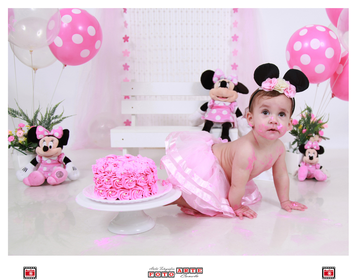 menina engatinhando smash the cake