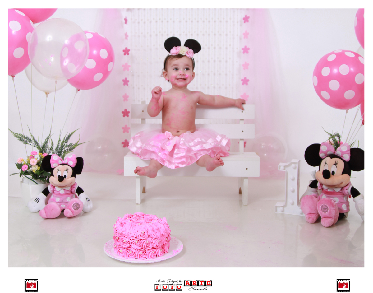 decoração minnie rosa ensaio smash com menina sentada no banco