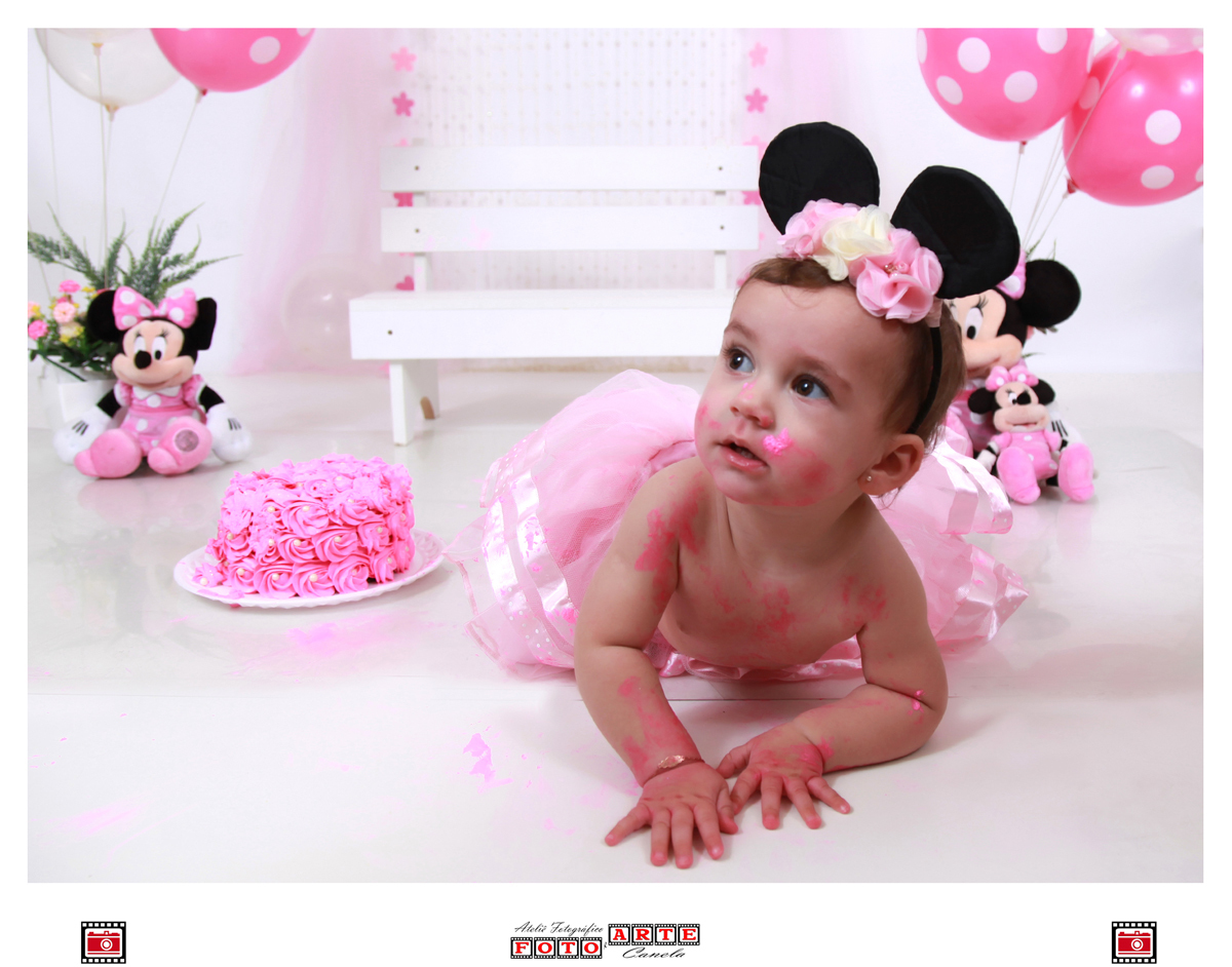 detalhe menina lambuzada de bolo rosa em seu ensaio smash the cake