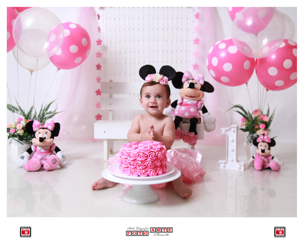 menina batendo palmas smash the cake rosa