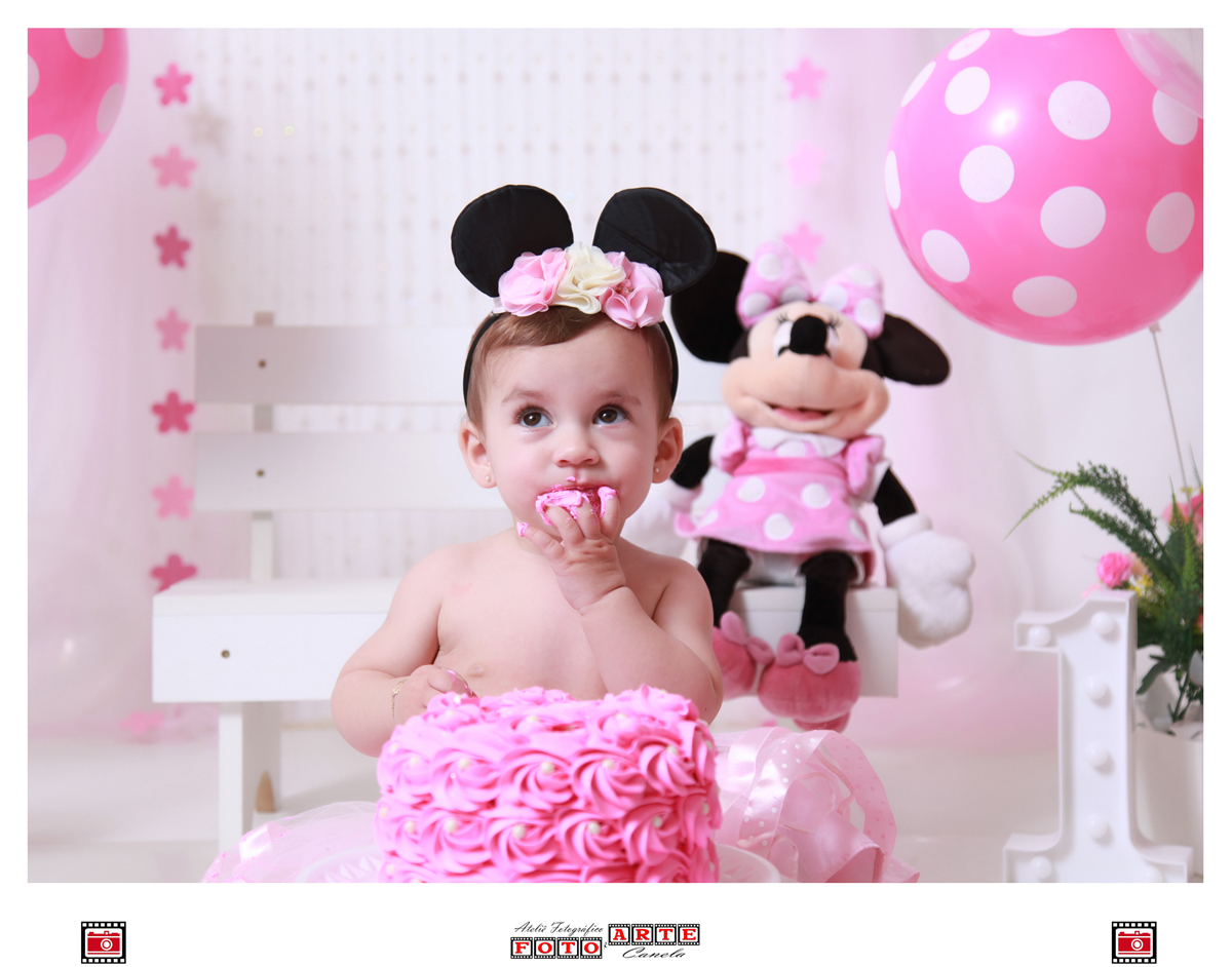 menina comendo bolo rosa