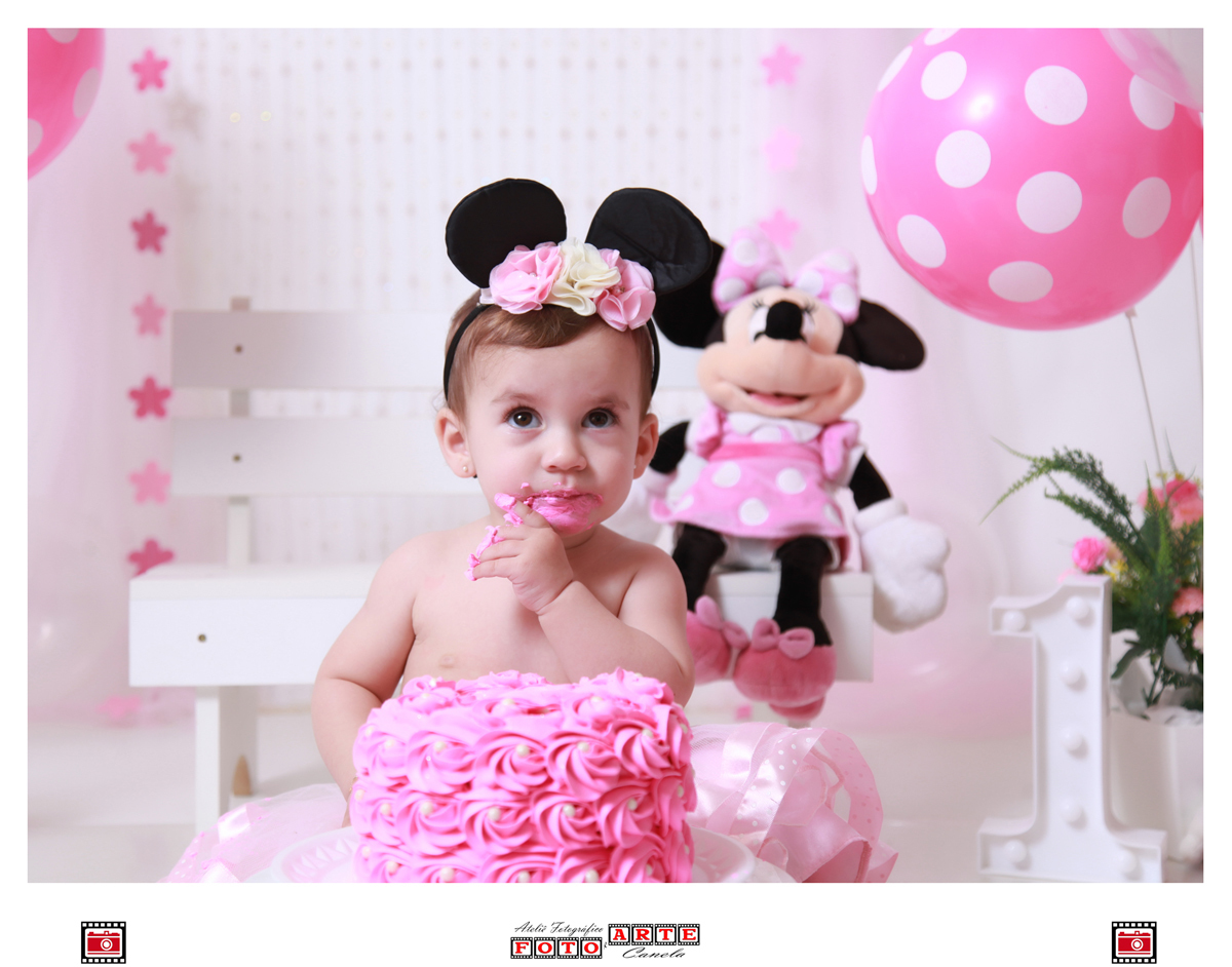 menina com bolo no ensaio smash the cake