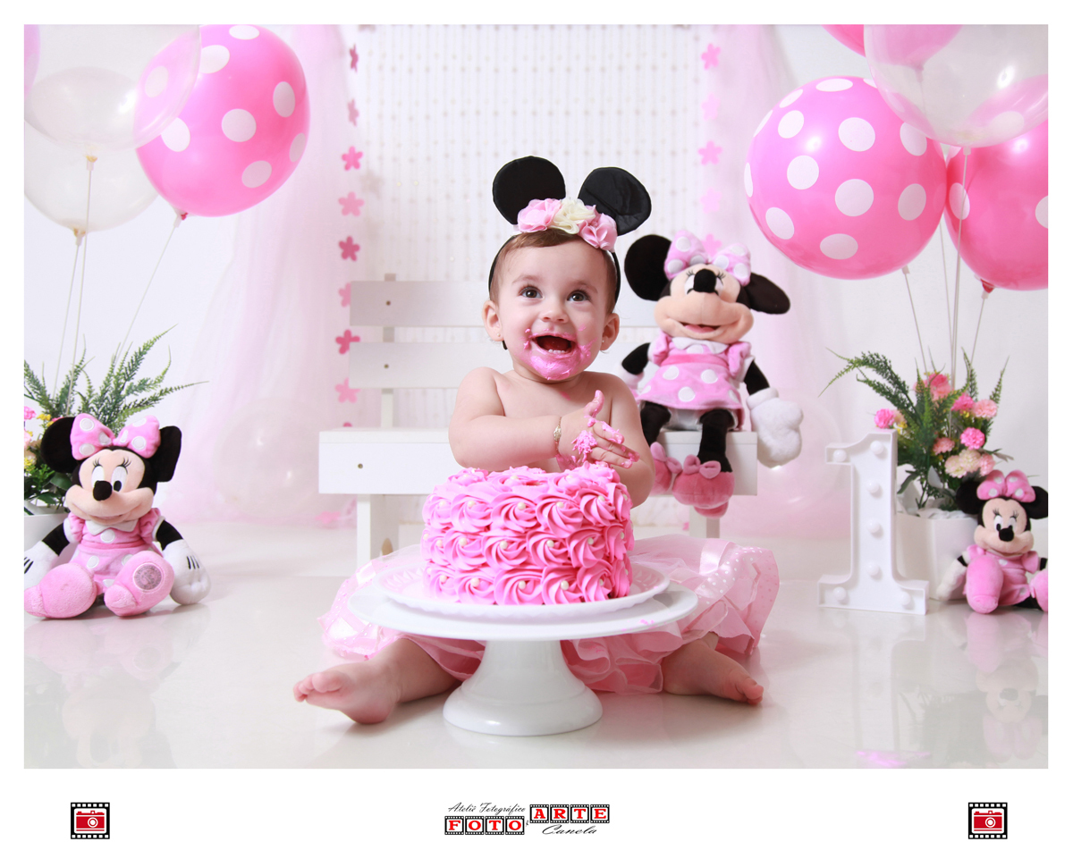menina sorrindo e comendo bolo smash the cake