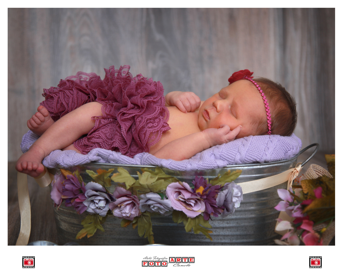 bebê de ladinho com flores newborn