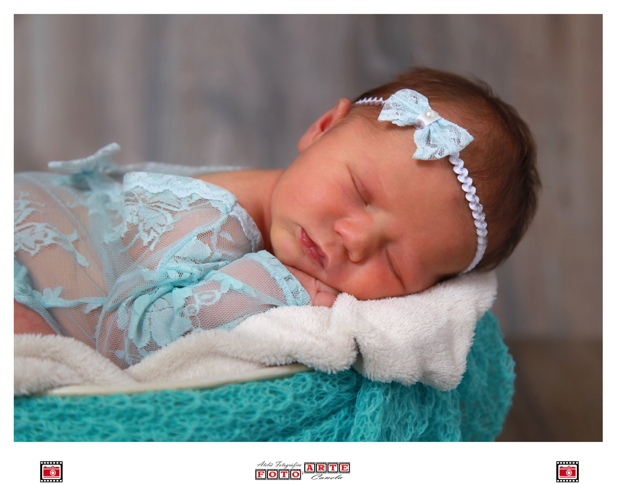 detalhe bebê dormindo de ladinho 