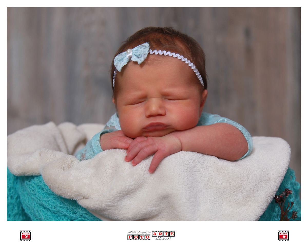 close rostinho da menina em ensaio newborn 