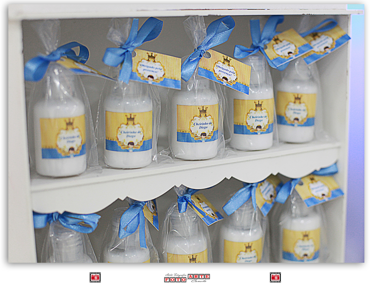 garafinhas de creme hidratante com fita azul