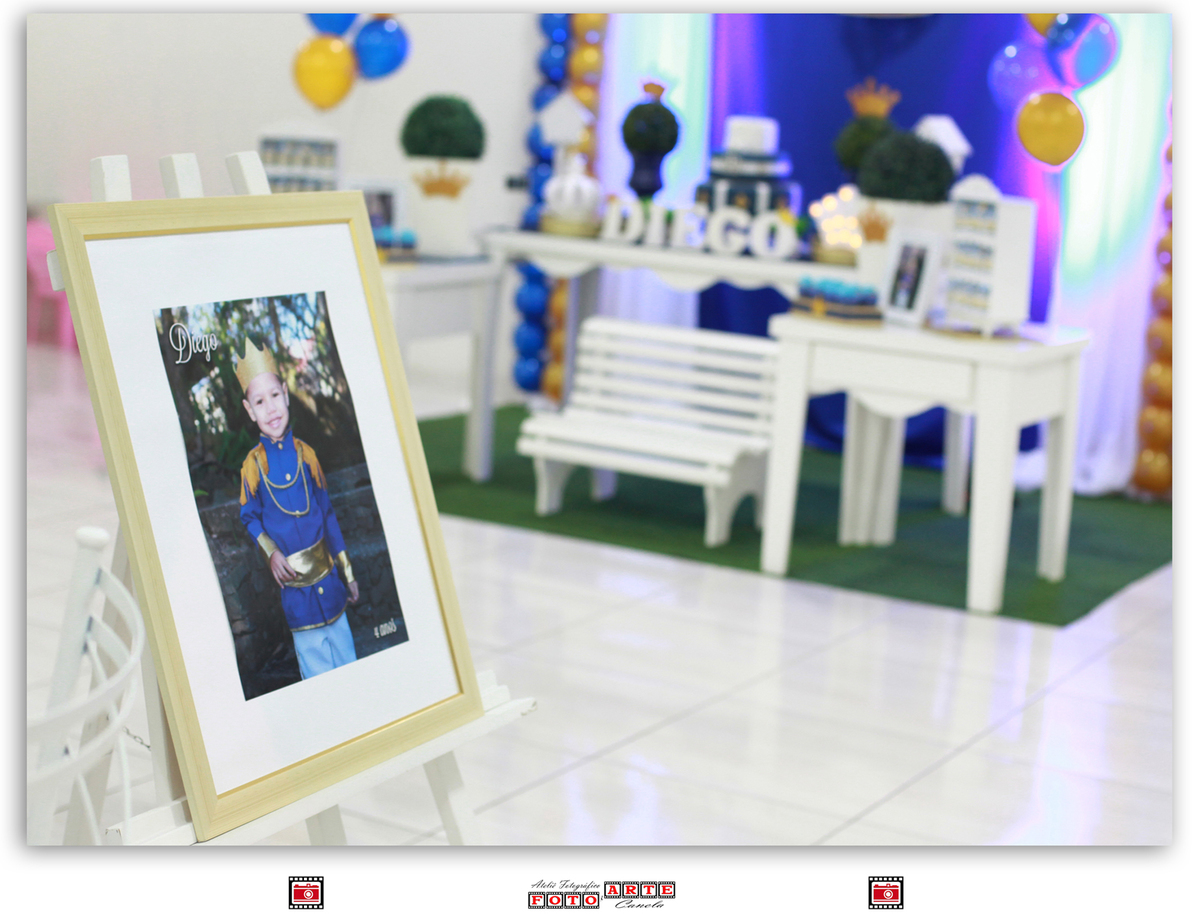 quadro de assinaturas com moldura dourada 