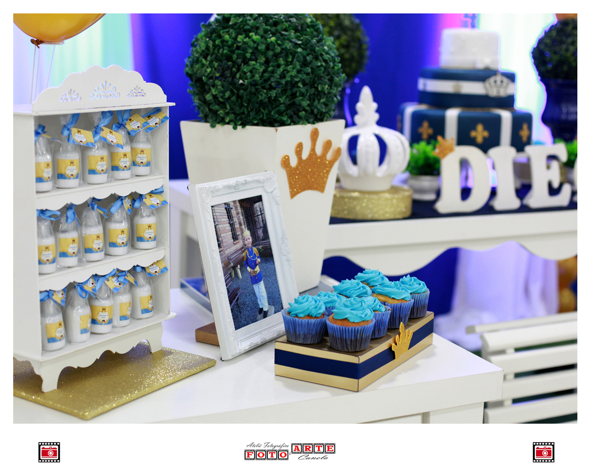 cupcakes azuis na mesa do parabéns