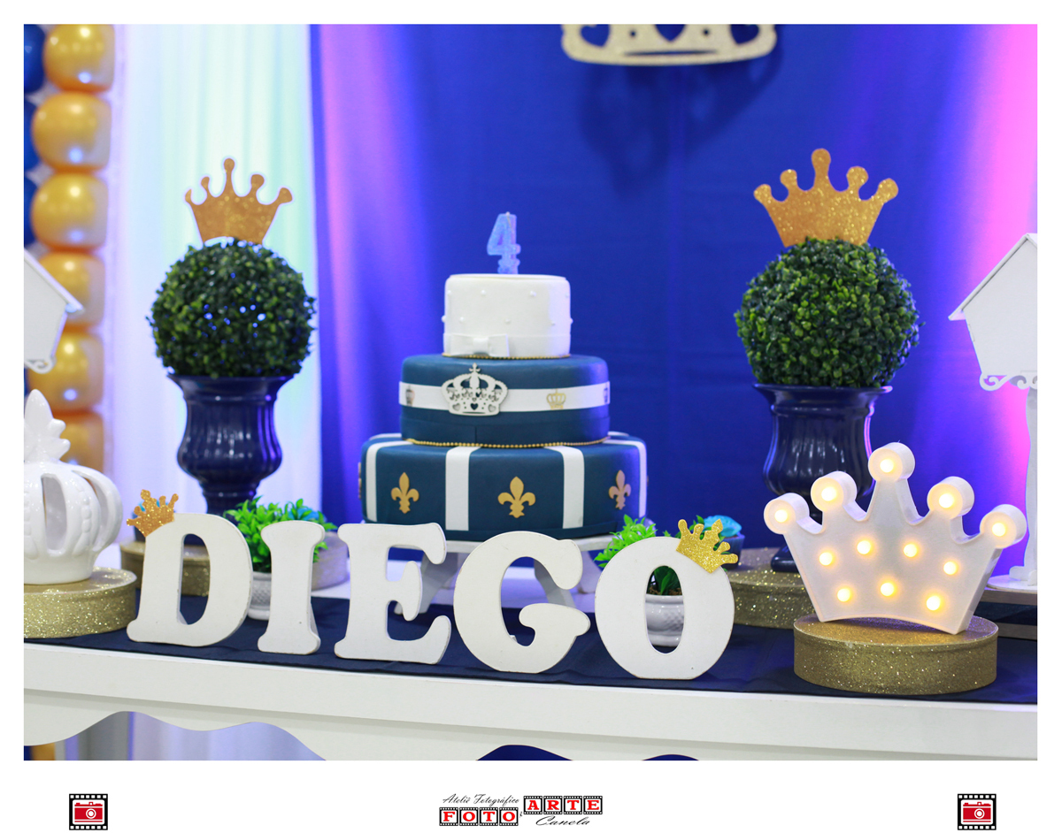 detalhe decoração mesa do parabéns com letras formando DIEGO e coroa de luzinhas