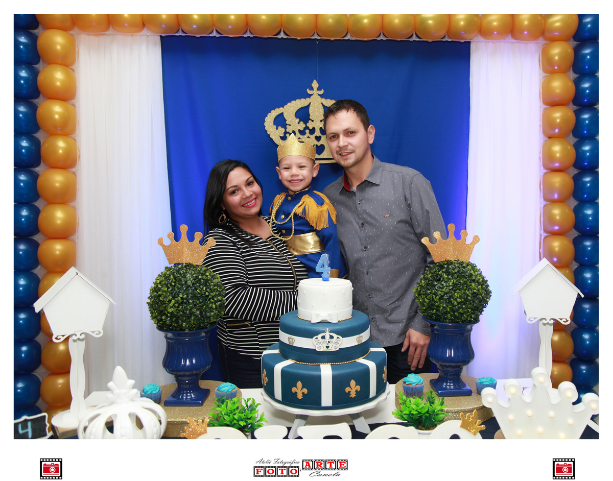 aniversariante com os pais na mesa do parabéns