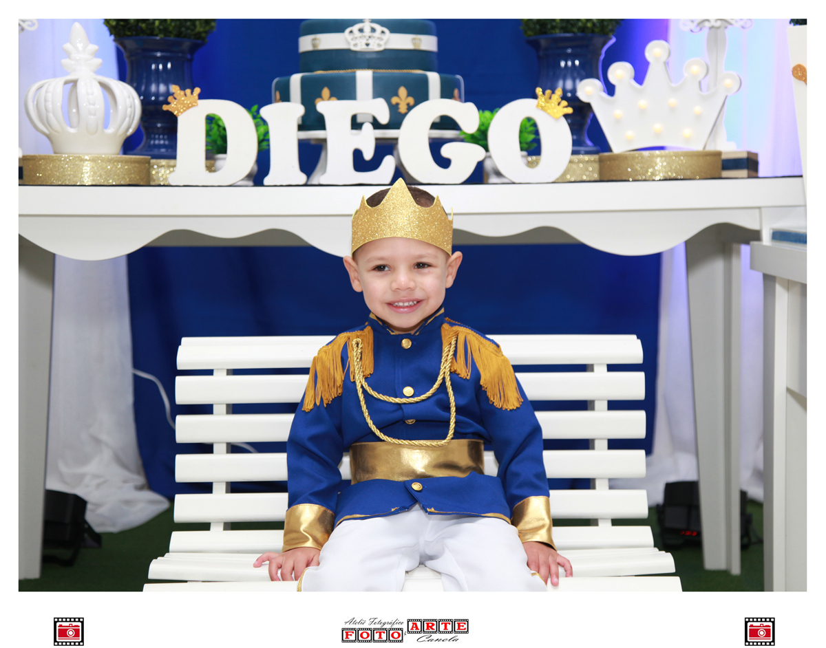 aniversariante sentado em banquinho branco