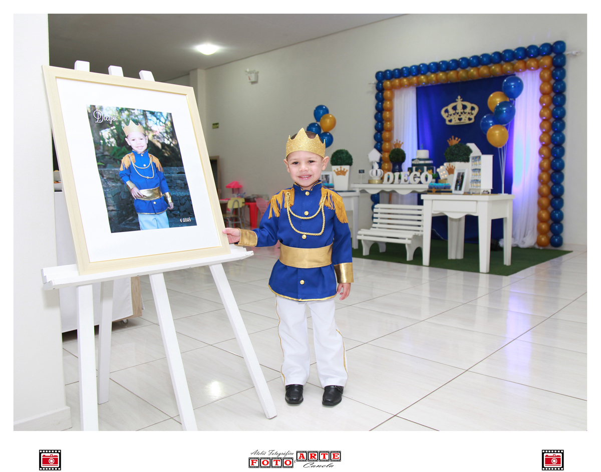 aniversariante com seu quadro de assinaturas 