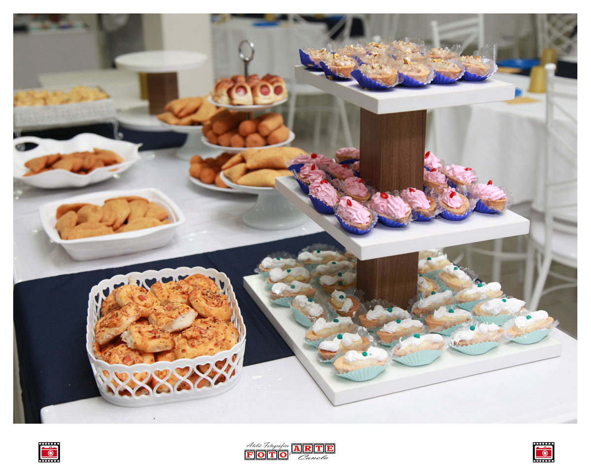 torre de comida na mesa de salgadinhos
