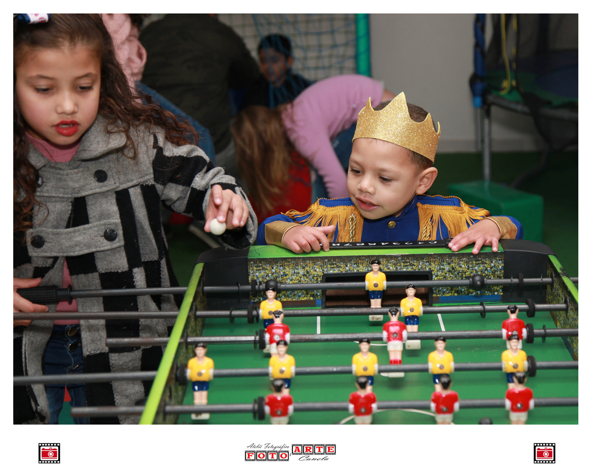 aniversariante jogando pebolim