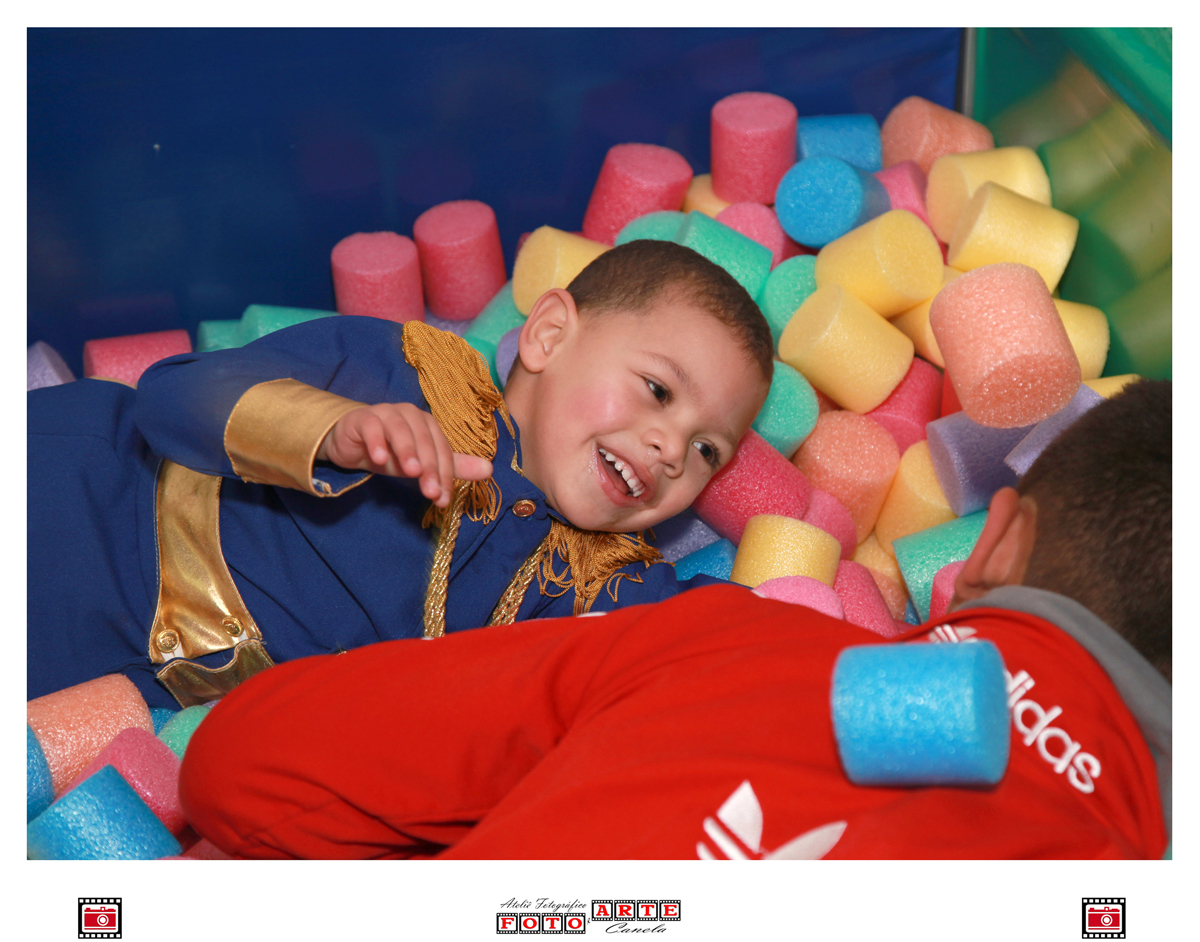 menino na piscina de bolinhas