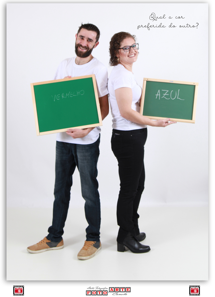 casal mostrando no quadro negro a cor preferida do outro