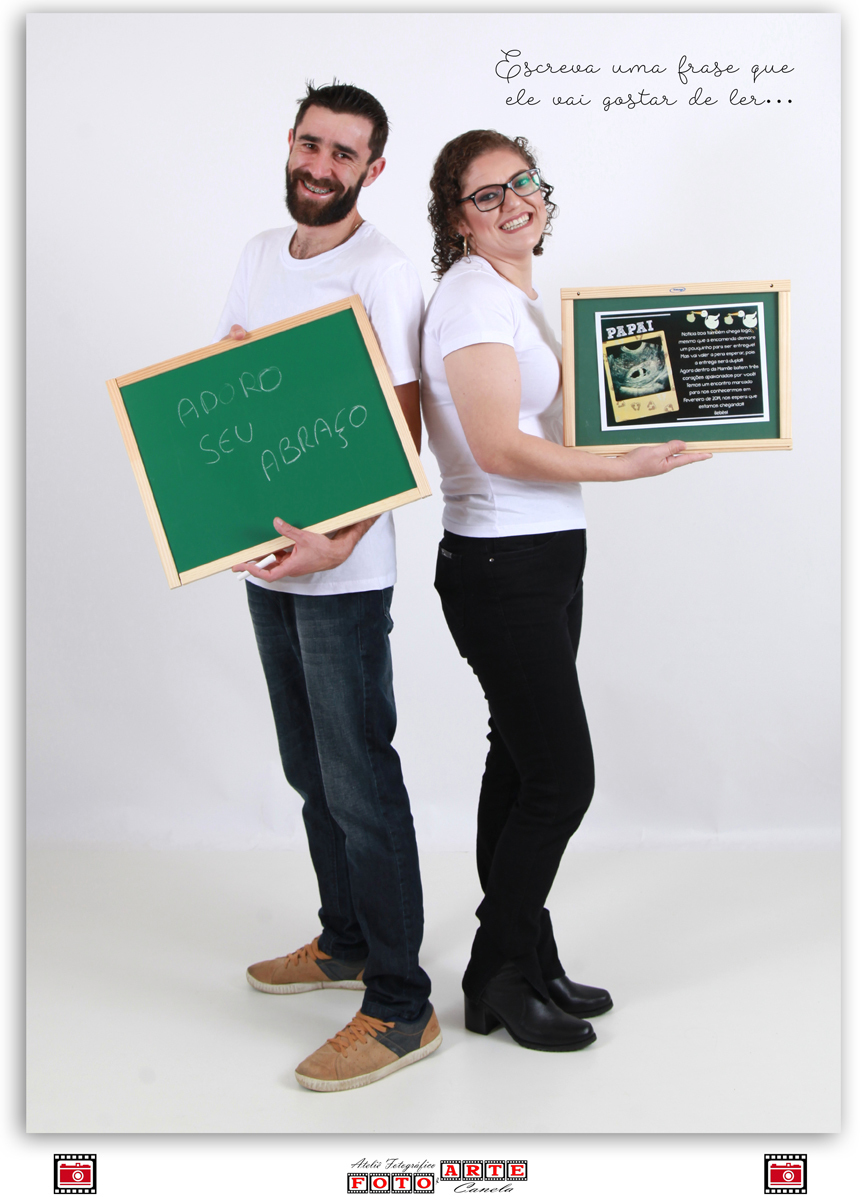 casal mostrando no quadro negro uma mensagem que o outro gostaria de ler
