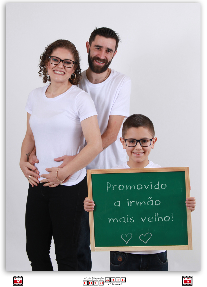 irmão segurando quadrinho avisando que foi promovido a irmão mais velho