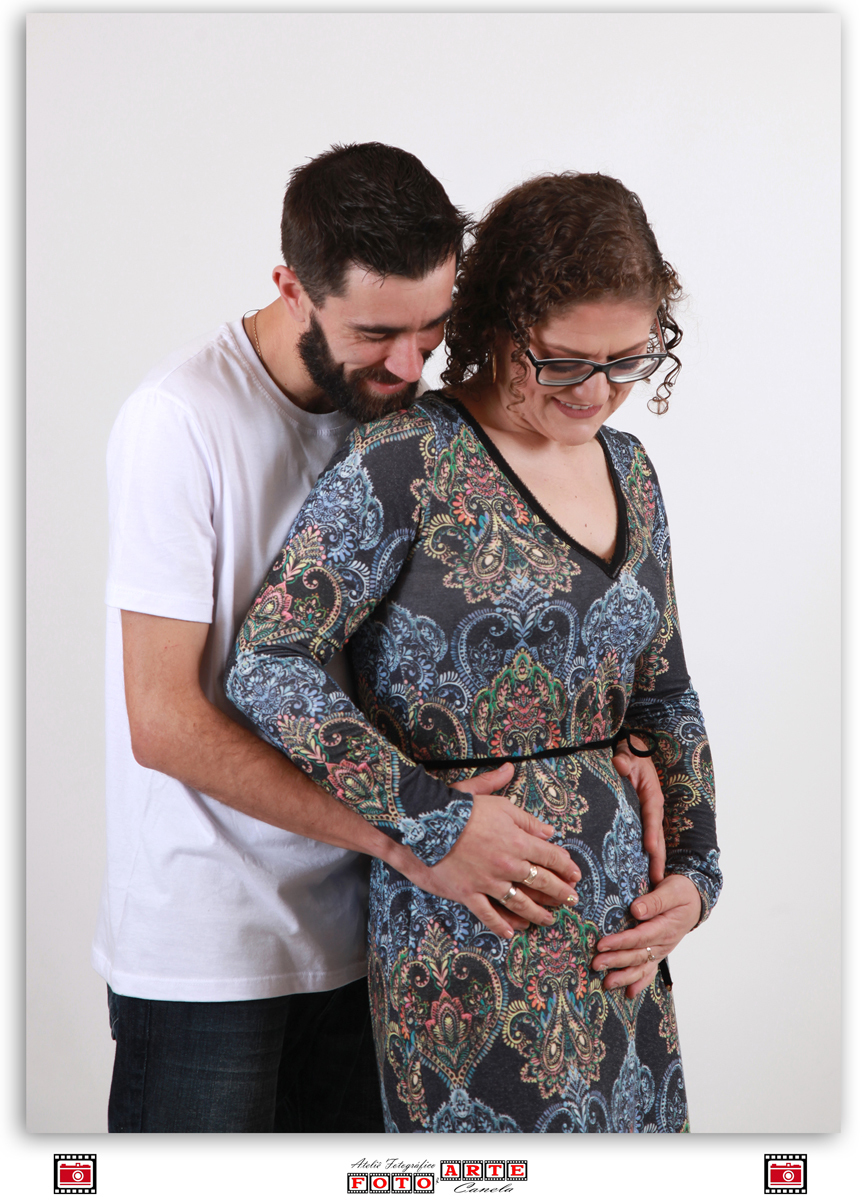 casal olhando para a barriga da mamãe